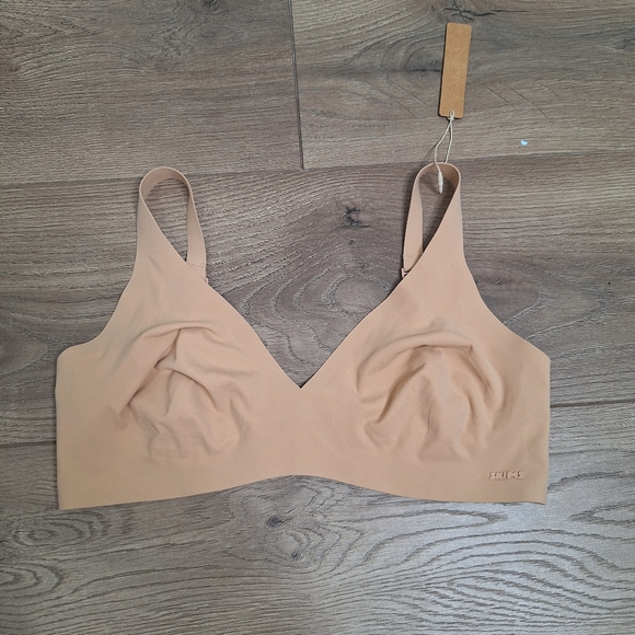 Skims NWT Naked Plunge Bra Wireless Unlined Size Medium - Picture 1 of 4